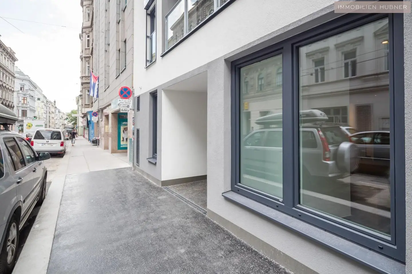 Neuwertige Wohnung in frequentierter Lage mit großer Auslagenfläche