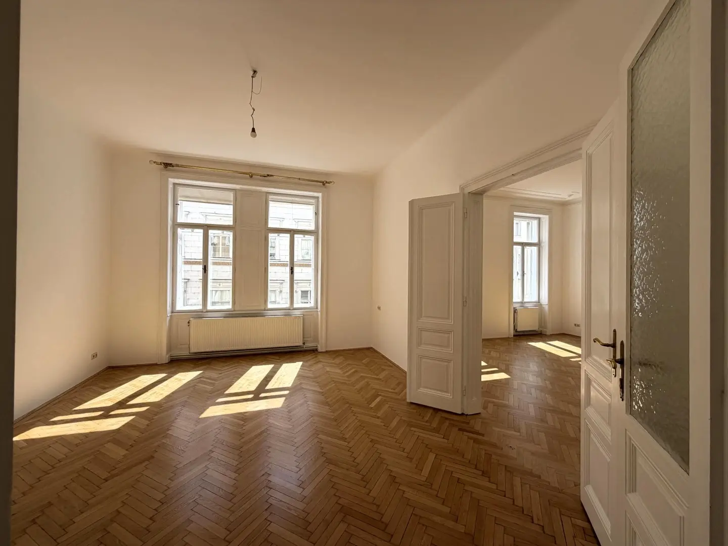 Helle Altbauwohnung in historischer Innenstadt mit Balkon