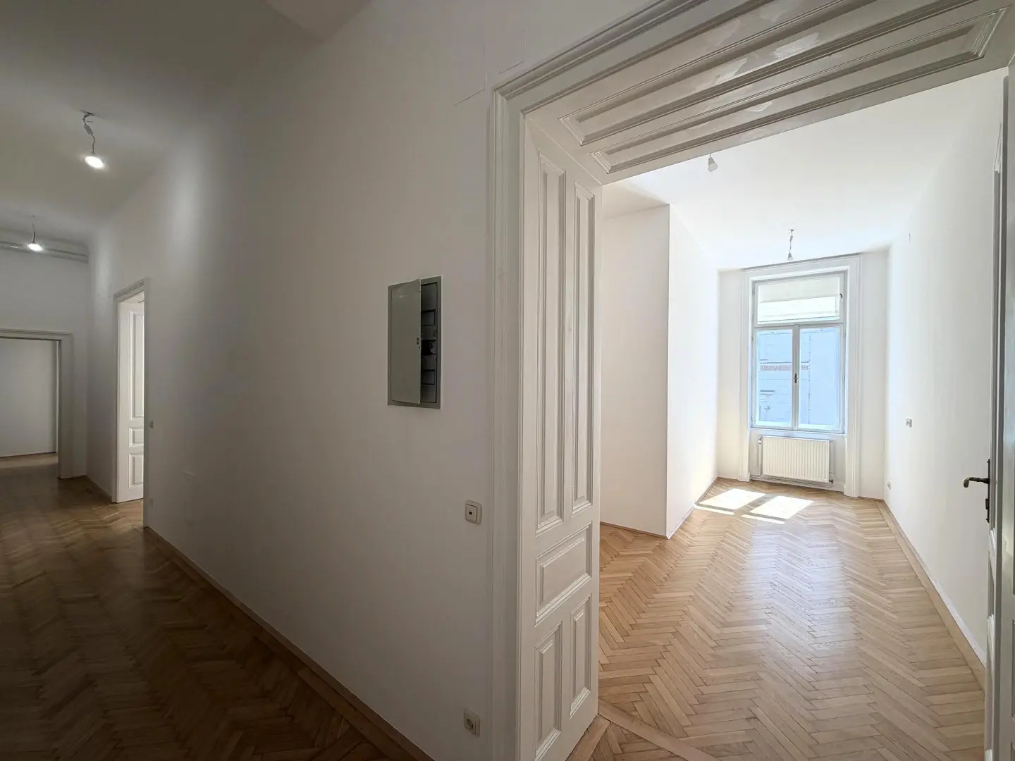 Wohnungseingang / Flur / Blick ins Zimmer 1 von 5