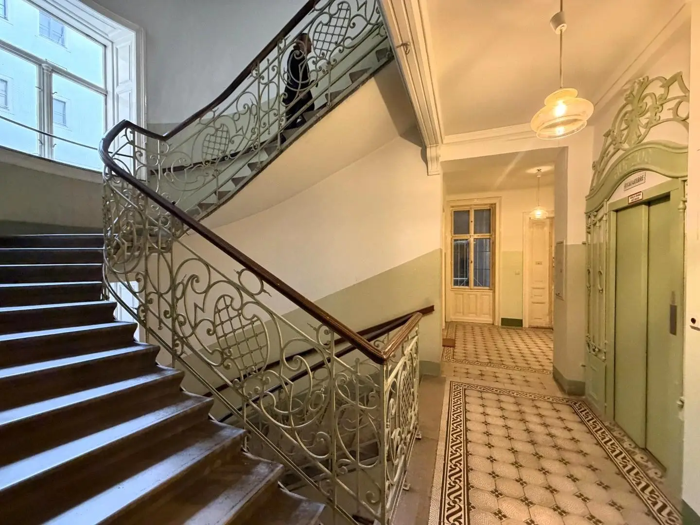 Repräsentatives Stiegenhaus mit Aufzug