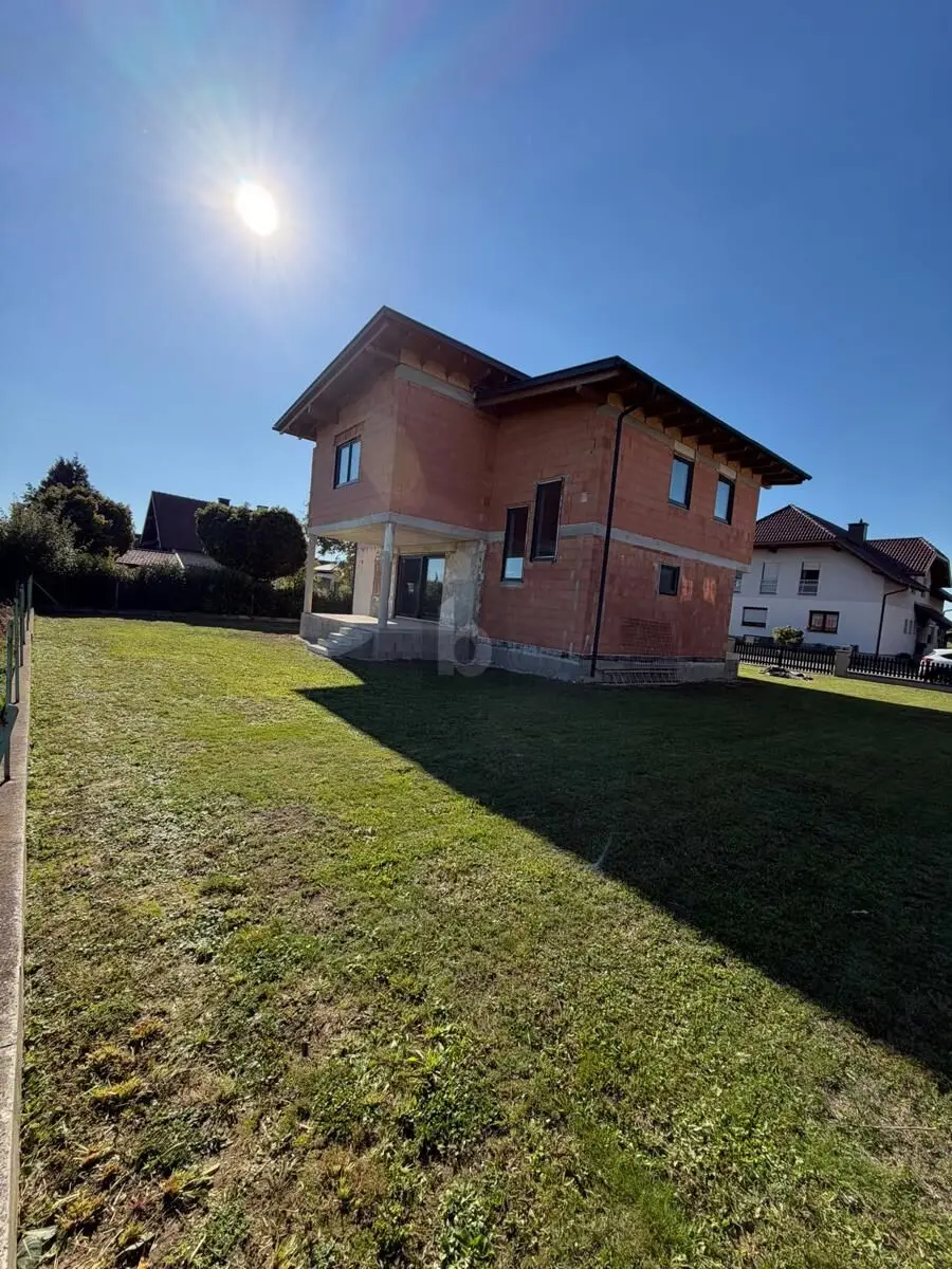 Familienwohnung mit großem Garten und überdachter Terrasse
