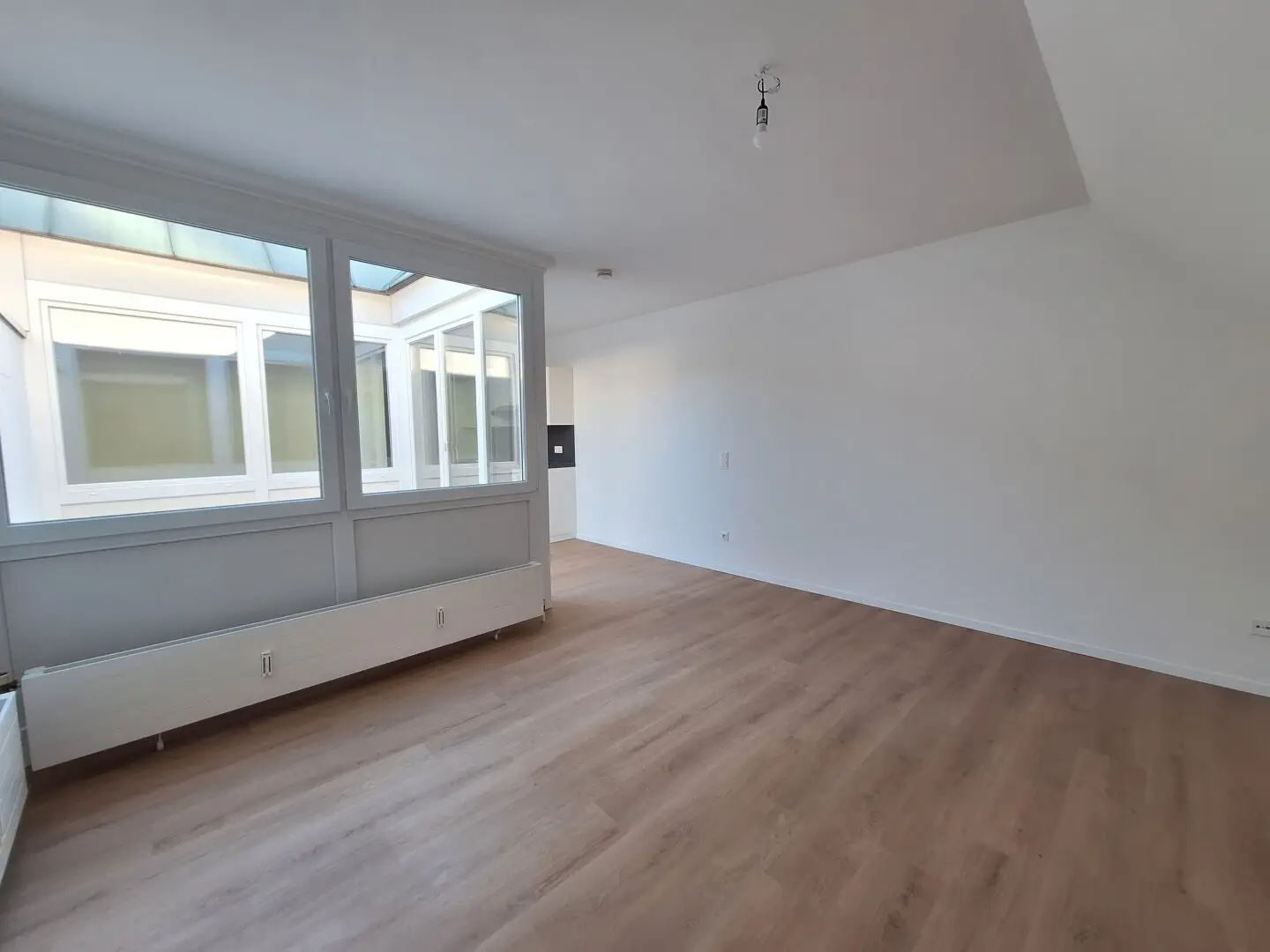 360° Tour / Sanierte, moderne 1,5-Zimmer-Dachgeschoss-Altbauwohnung mit Atrio