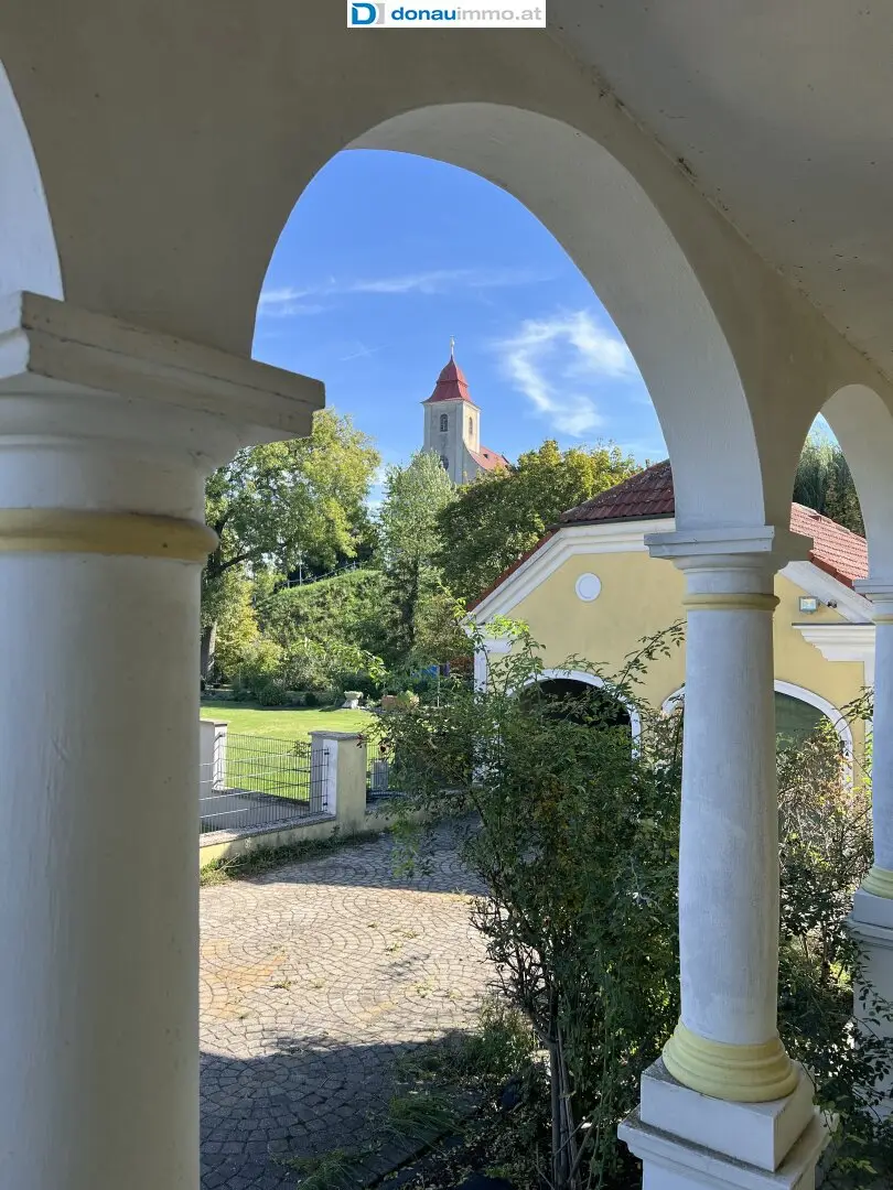 2305 Kopfstetten - Stilvolles Haus mit Seele: Villa mit Bogenarkaden, Kachelofen und viel Platz zum Leben
