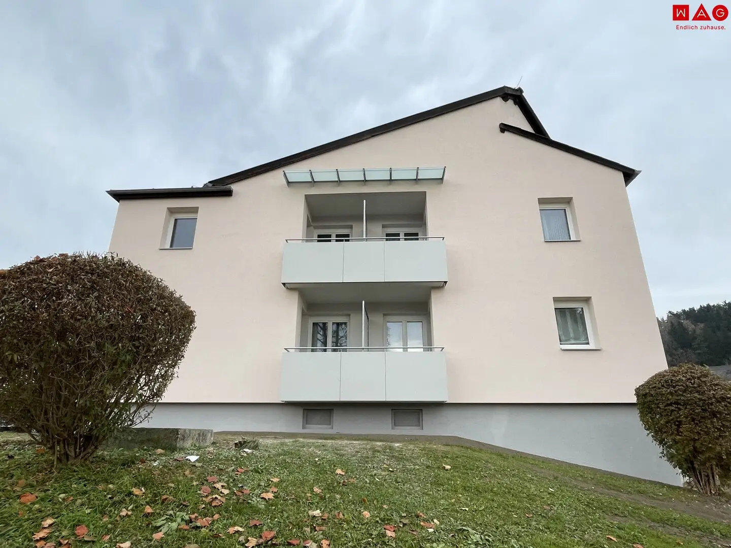 Keine lästige Parkplatzsuche! 2-Raum Wohlfühl-Wohnung mit Balkon und Garage