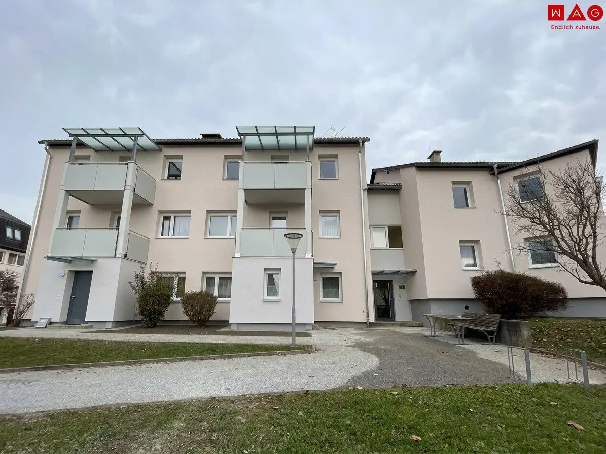 Keine lästige Parkplatzsuche! 2-Raum Wohlfühl-Wohnung mit Balkon und Garage