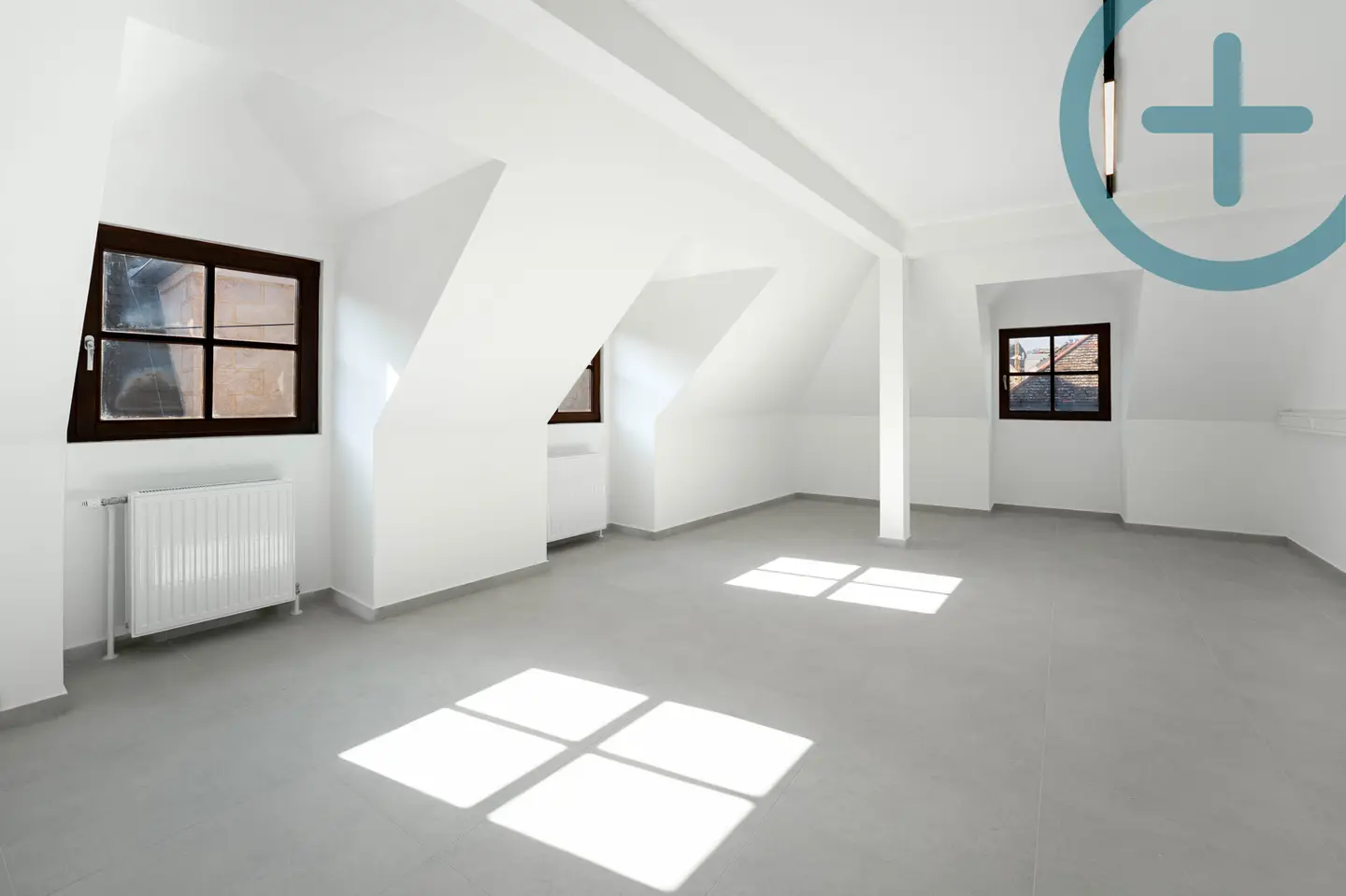 Bright first occupation Dachgeschosswohnung with private entrance