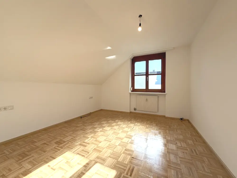Lichtdurchflutete Dachgeschosswohnung mit Balkon