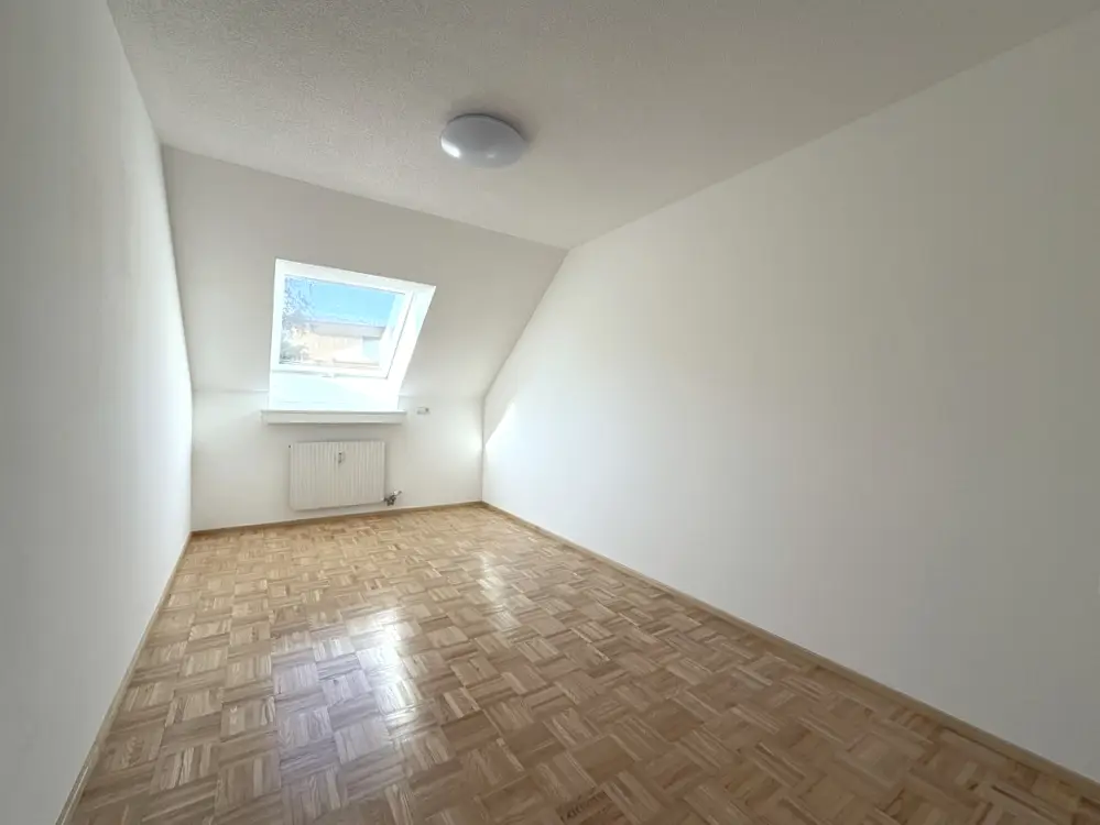 Lichtdurchflutete Dachgeschosswohnung mit Balkon