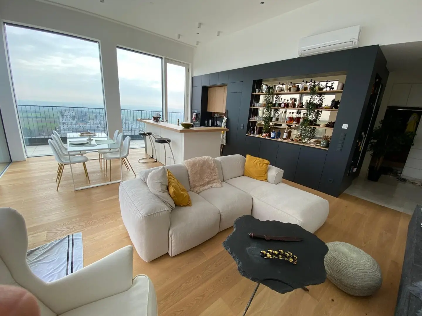 Luxus-DG-Wohnung ohne Schrägen im 17. Stock mit Terrassen, Whirlpool und Parkblick - U1 Oberlaa