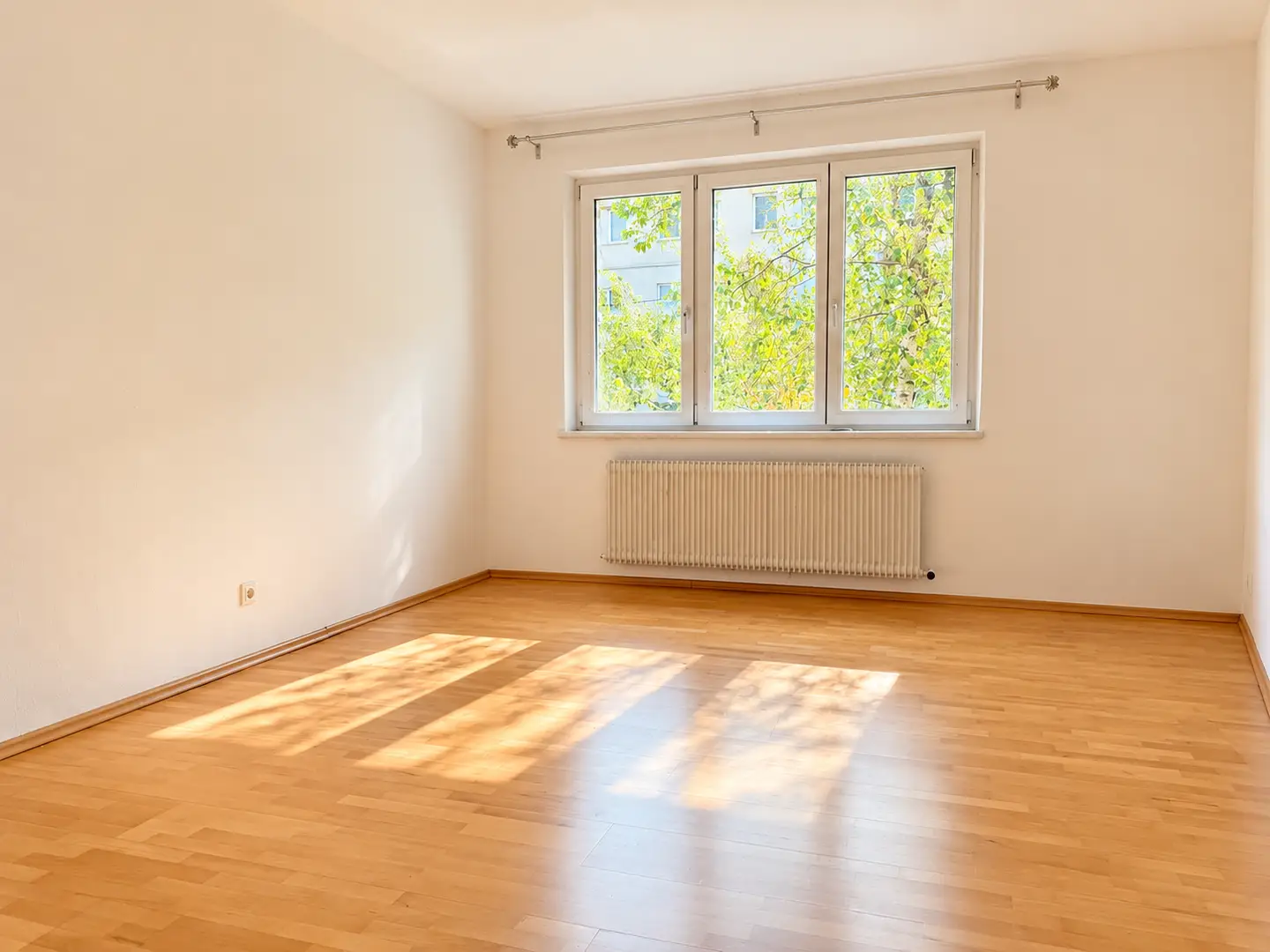 Light filled Wohnung with open fireplace in green quiet location