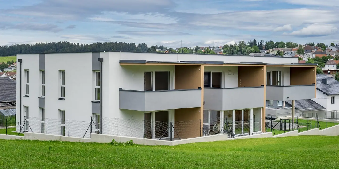 Sonne im Wohnzimmer. Natur vor der Tür. Moderne 4-Zimmer-Mietwohnung mit Südwest-Balkon und zwei Carports in Kirchschlag