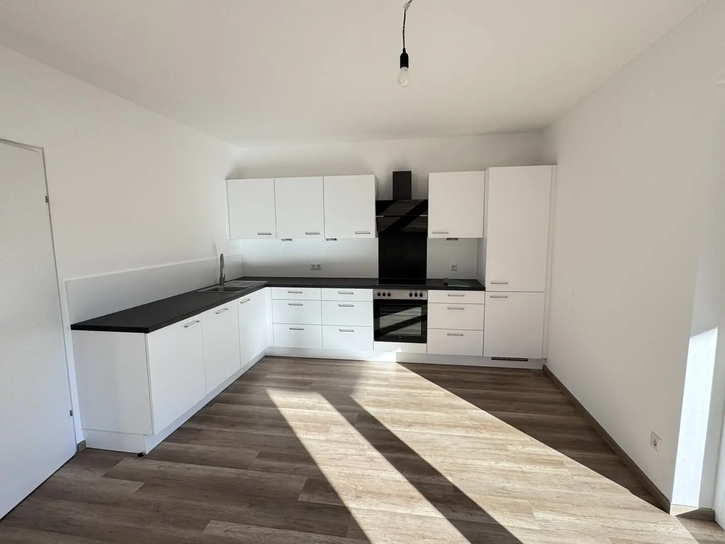Sonne im Wohnzimmer. Natur vor der Tür. Moderne 4-Zimmer-Mietwohnung mit Südwest-Balkon und zwei Carports in Kirchschlag