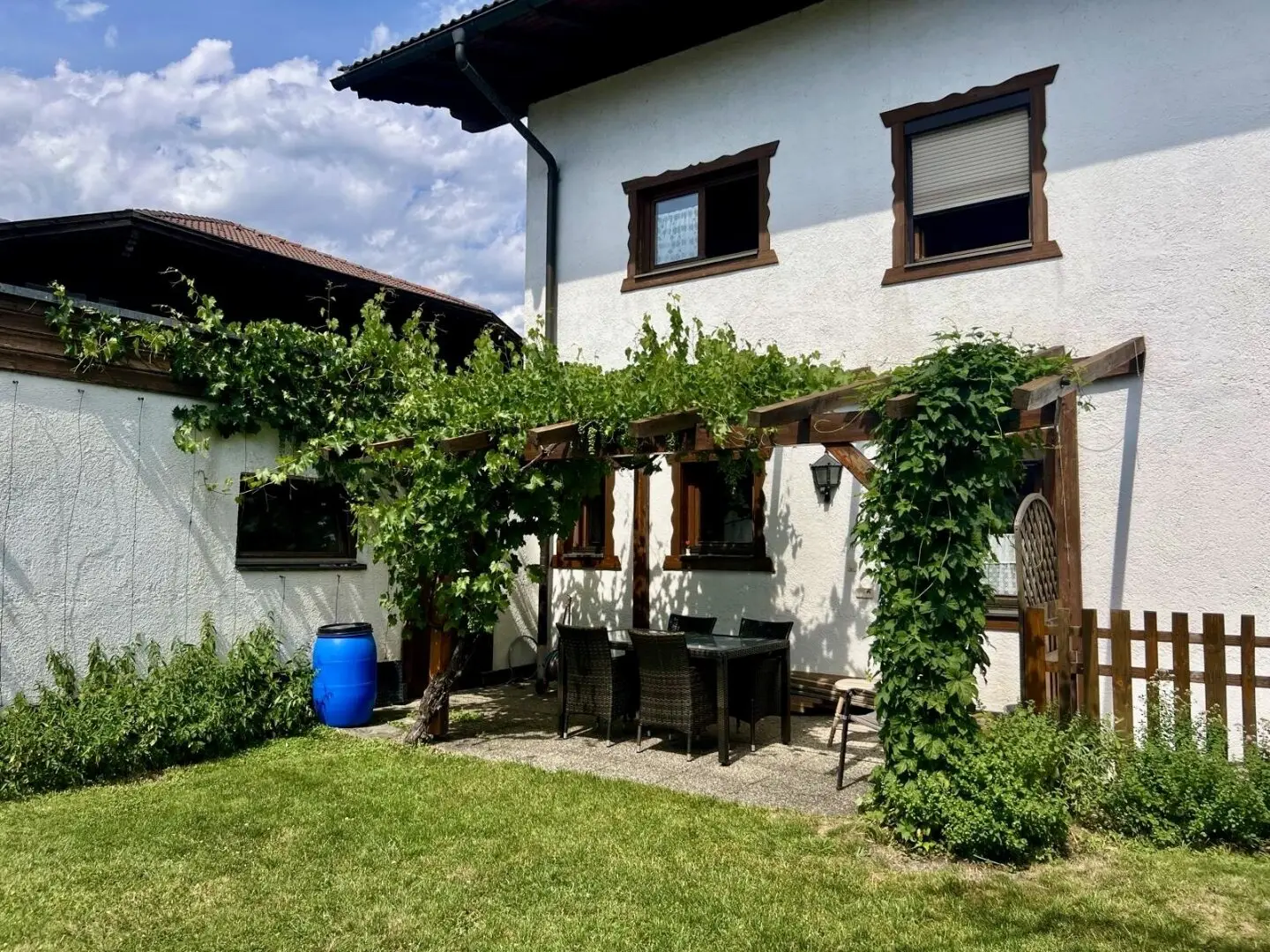 Spacious semi-detached house, approx. 130m², with large garden in Volders