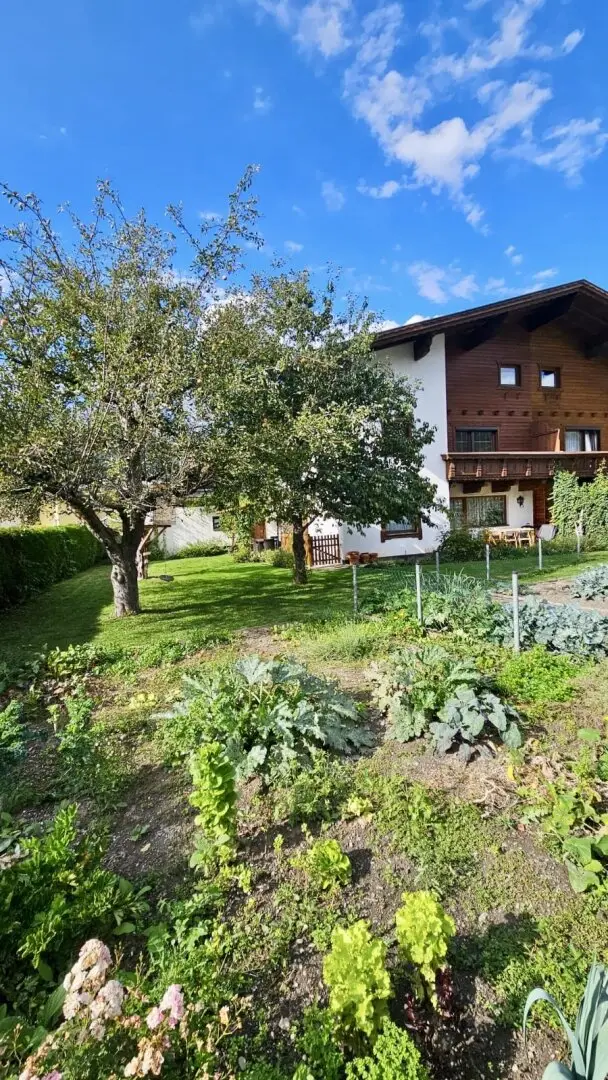 Spacious semi-detached house, approx. 130m², with large garden in Volders