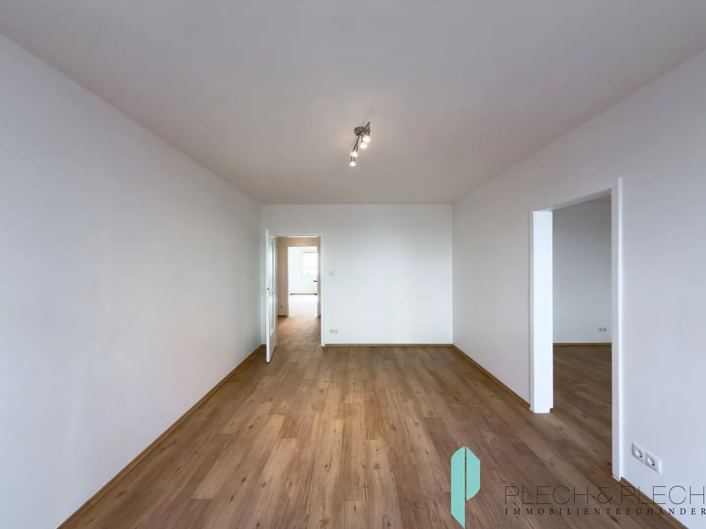 Suitable for 3-person flatshare | Spacious 4-room apartment with loggia &amp; elevator | U4 &amp; U6 Längenfeldgasse