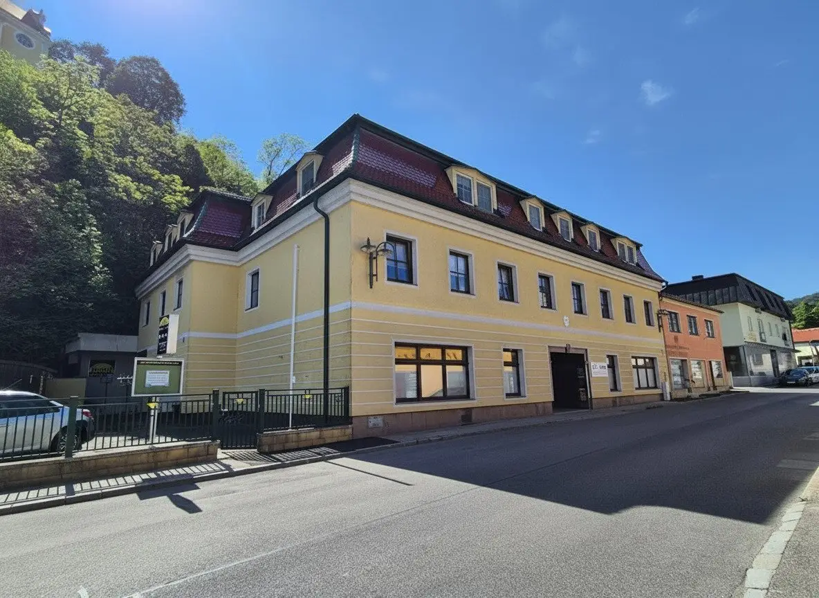 3 Zimmer Wohnung mit Balkon im Herzen von Pitten!