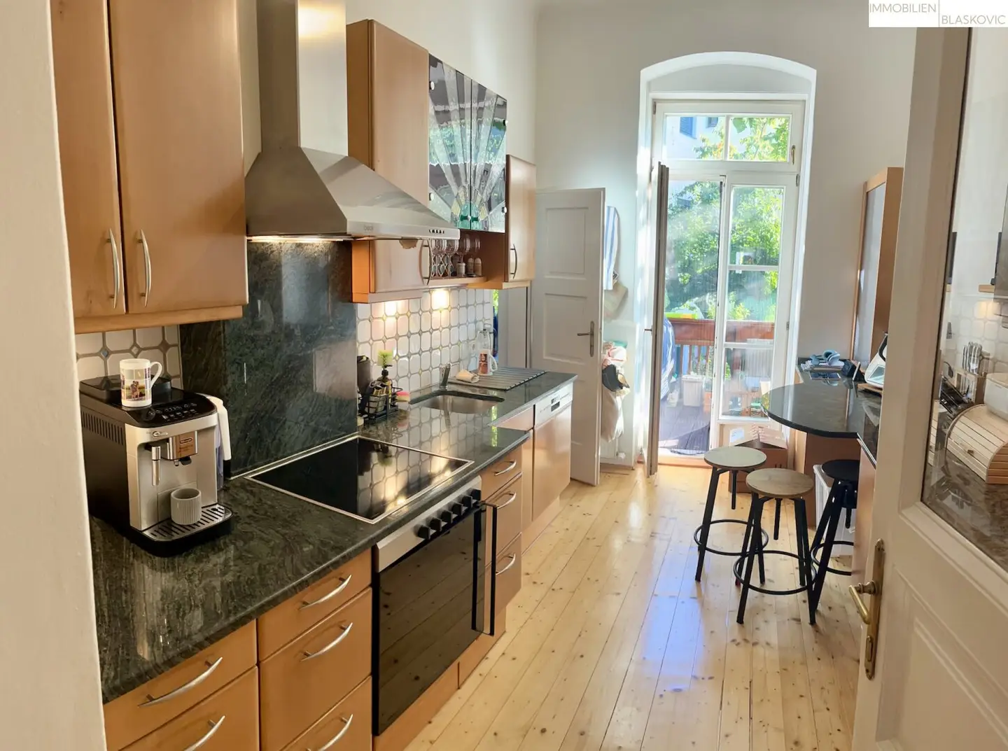 Sehr schöne und seltene Altbauwohnung in Zentrumsnähe mit Südbalkon