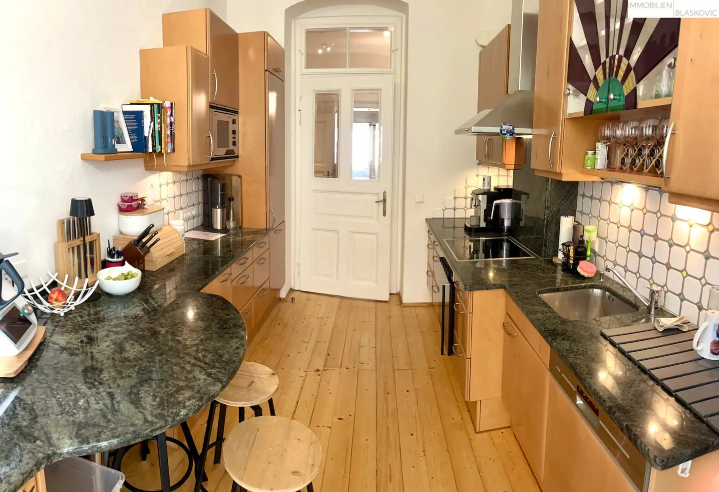 Sehr schöne und seltene Altbauwohnung in Zentrumsnähe mit Südbalkon