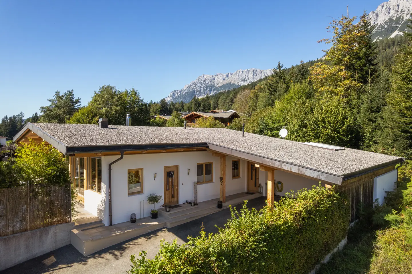 Sonnige Wohnung mit Schwimmteich und Einliegerwohnung