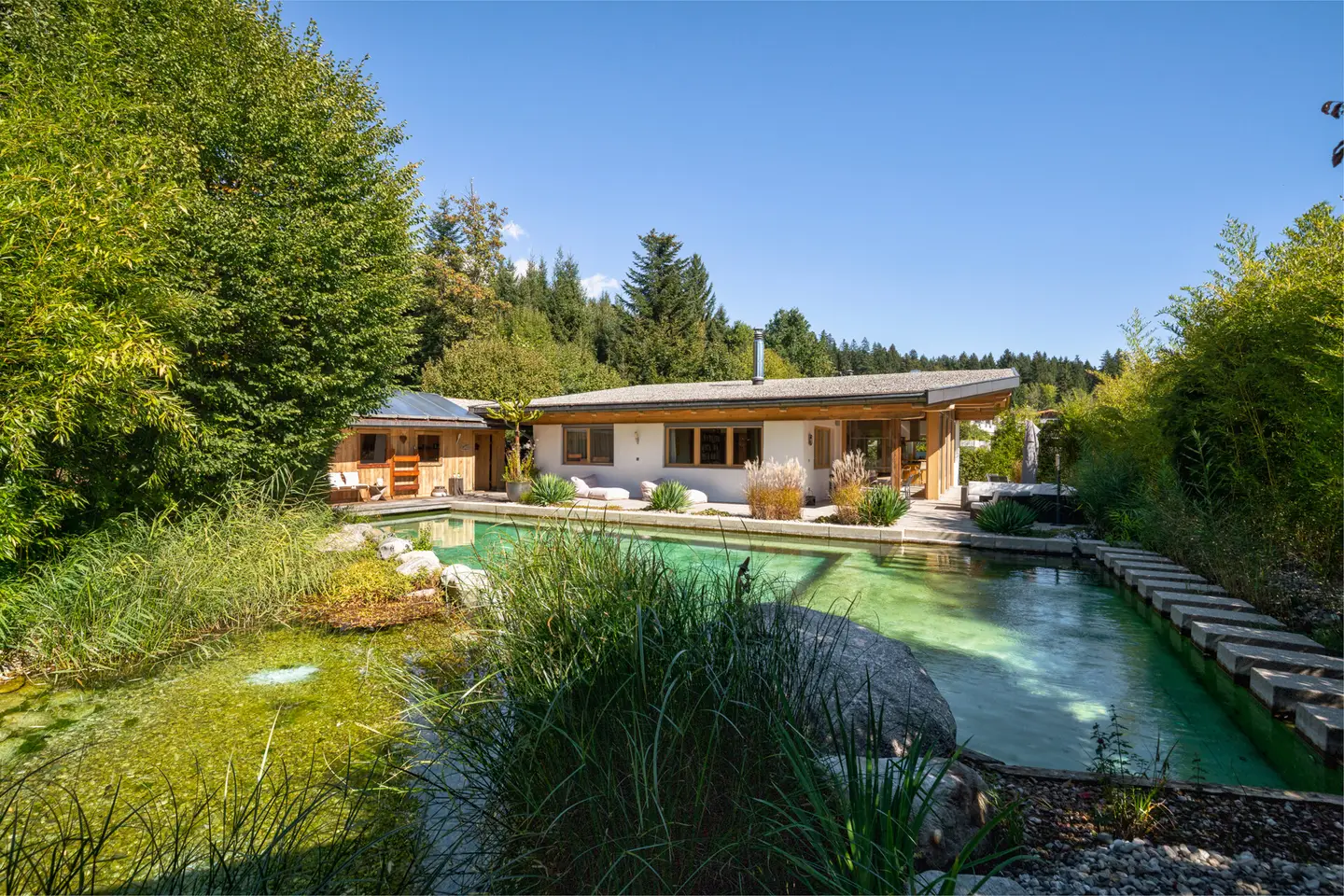 Sonnige Wohnung mit Schwimmteich und Einliegerwohnung