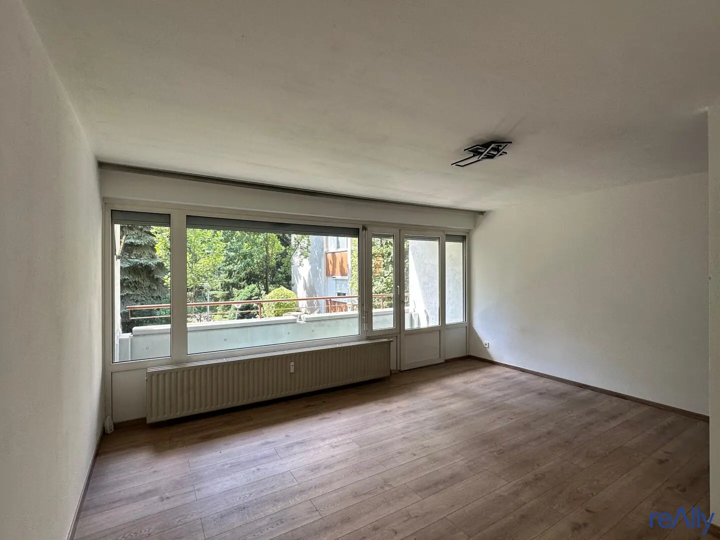 INVESTORS ATTENTION 2-room with loggia fully renovated and ready to move in