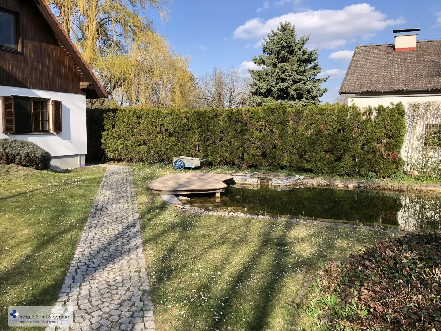 Ein Haus für Gartenliebhaber mit Feuerstelle,  Schwimmteich und  Laube