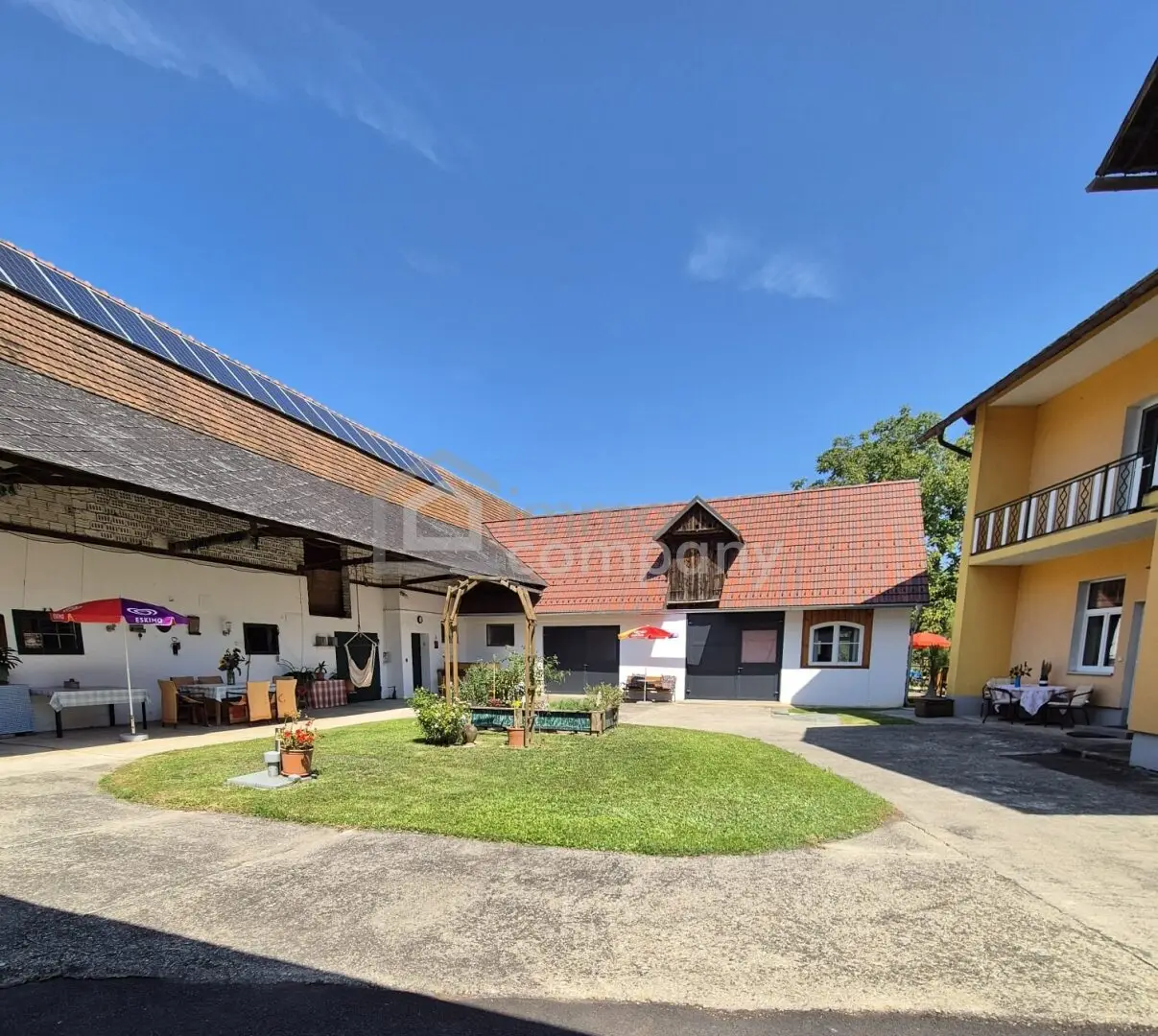 Residential building with 4 residential units + 440 m² outbuilding + 1.92 ha land – extraordinary estate with many possibilities!