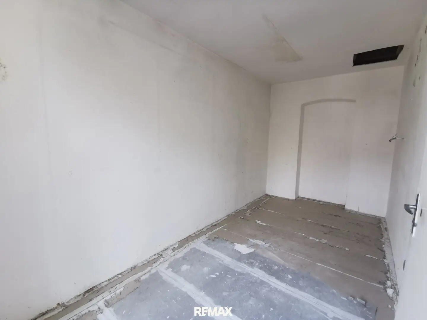 Good living opportunity, 2 rooms, spacious living room, bedroom facing the courtyard. Pleasant location in the 10th district