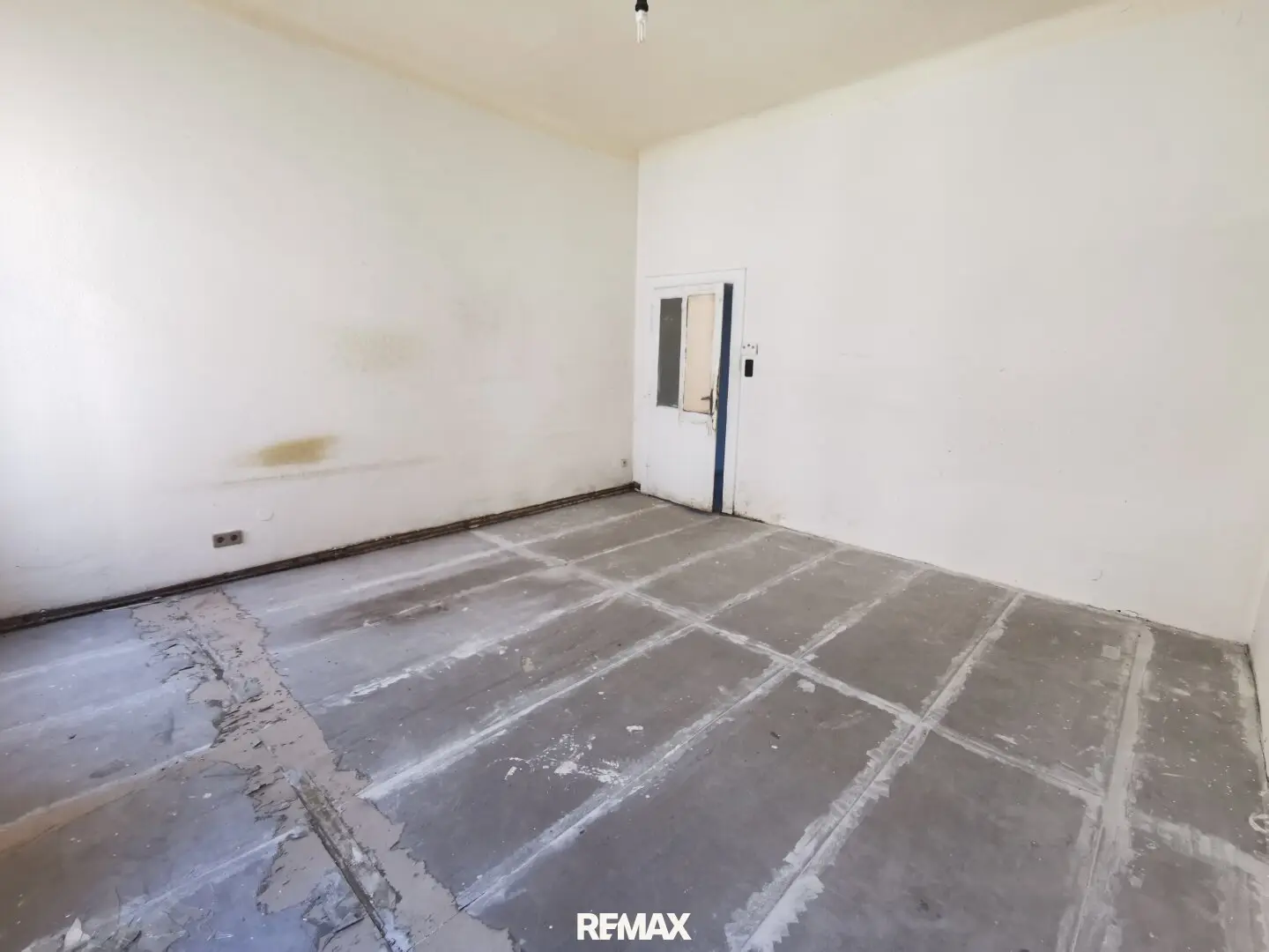 Good living opportunity, 2 rooms, spacious living room, bedroom facing the courtyard. Pleasant location in the 10th district