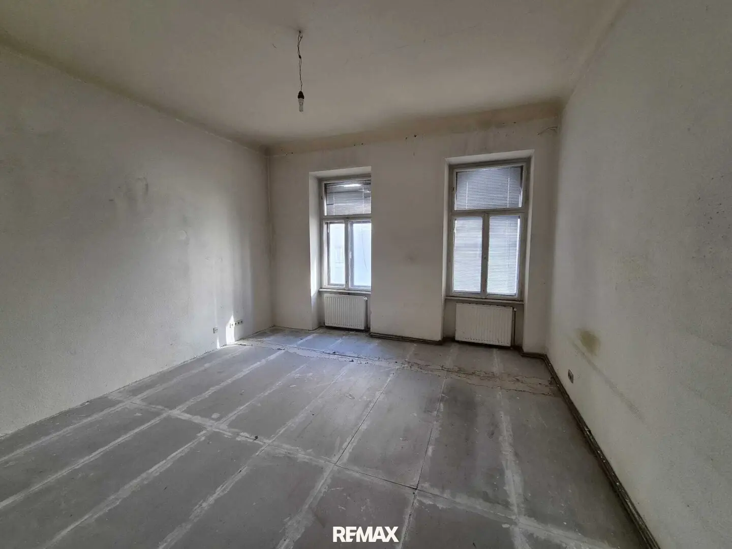 Good living opportunity, 2 rooms, spacious living room, bedroom facing the courtyard. Pleasant location in the 10th district