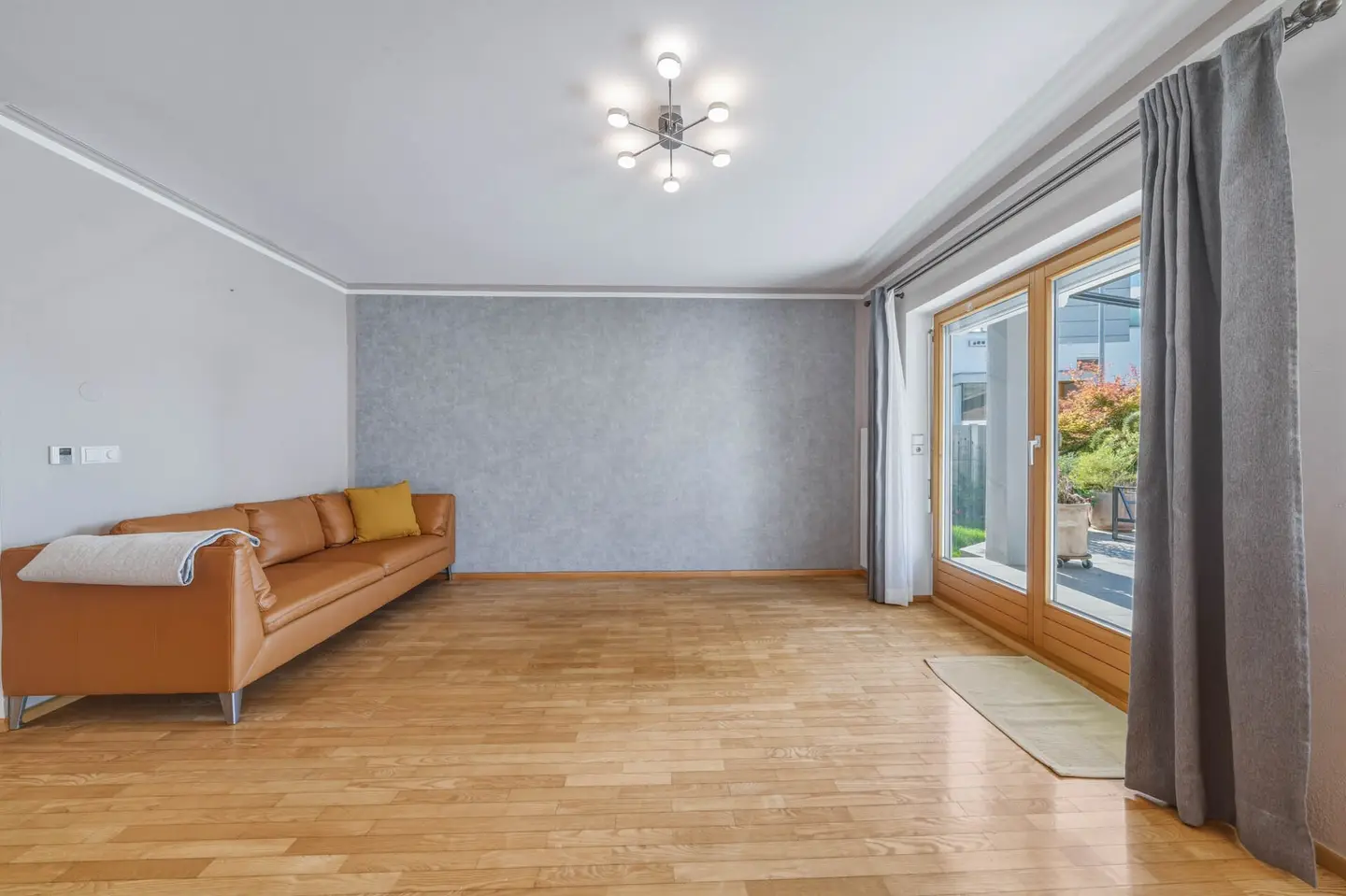 Familienwohnung mit Garten Terrasse und Kamin