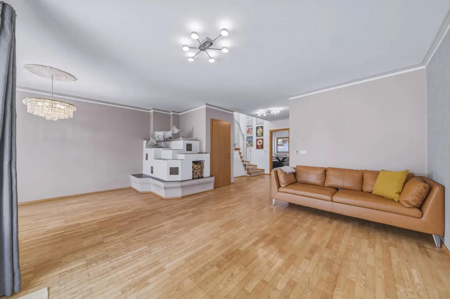 Familienwohnung mit Garten Terrasse und Kamin