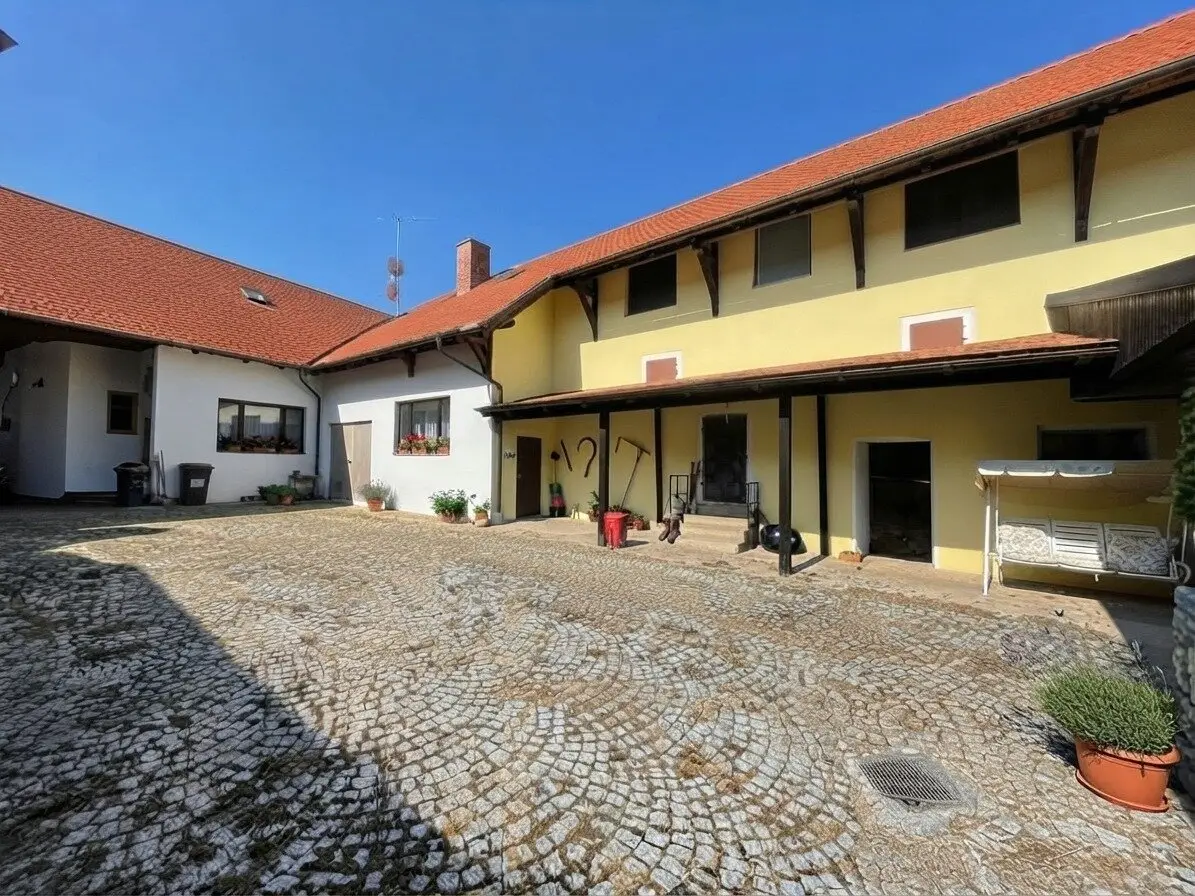 Vielseitiges Anwesen mit historischem Wohnhaus - großer Innenhof, zahlreiche Nebengebäude - 260 m² Maschinenhalle &amp; moderner PV-Anlage