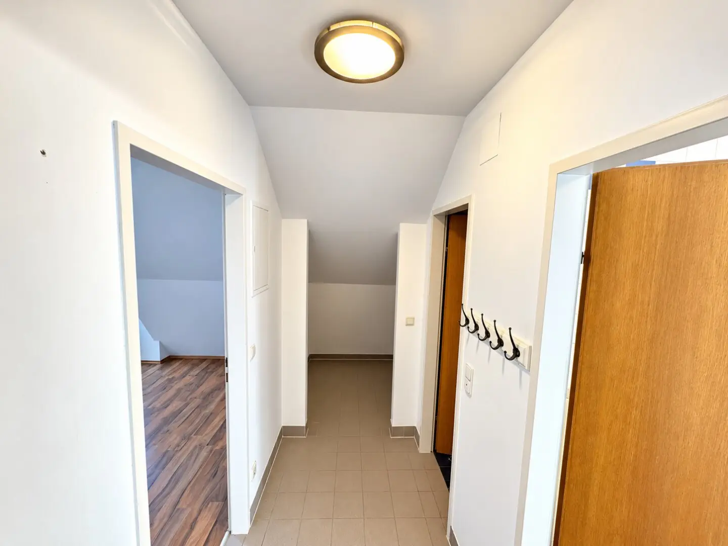 Charmante 2-Zimmer Dachgeschoßwohnung in 1130 Wien, 51m², Miete €734,20