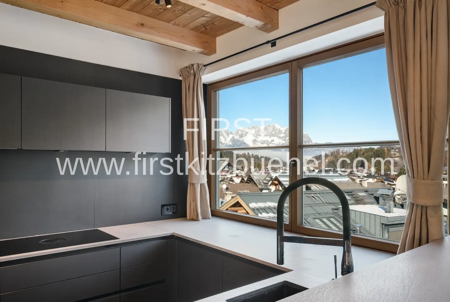 Penthouse with unobstructed panoramic mountain view and hotel service