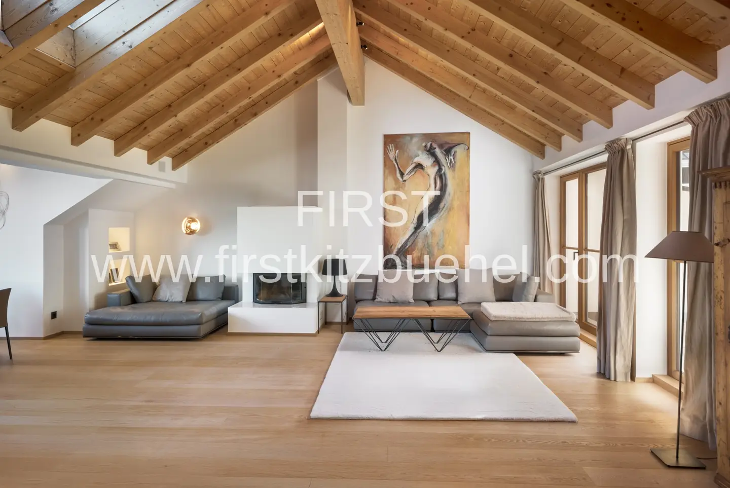 Penthouse with unobstructed panoramic mountain view and hotel service