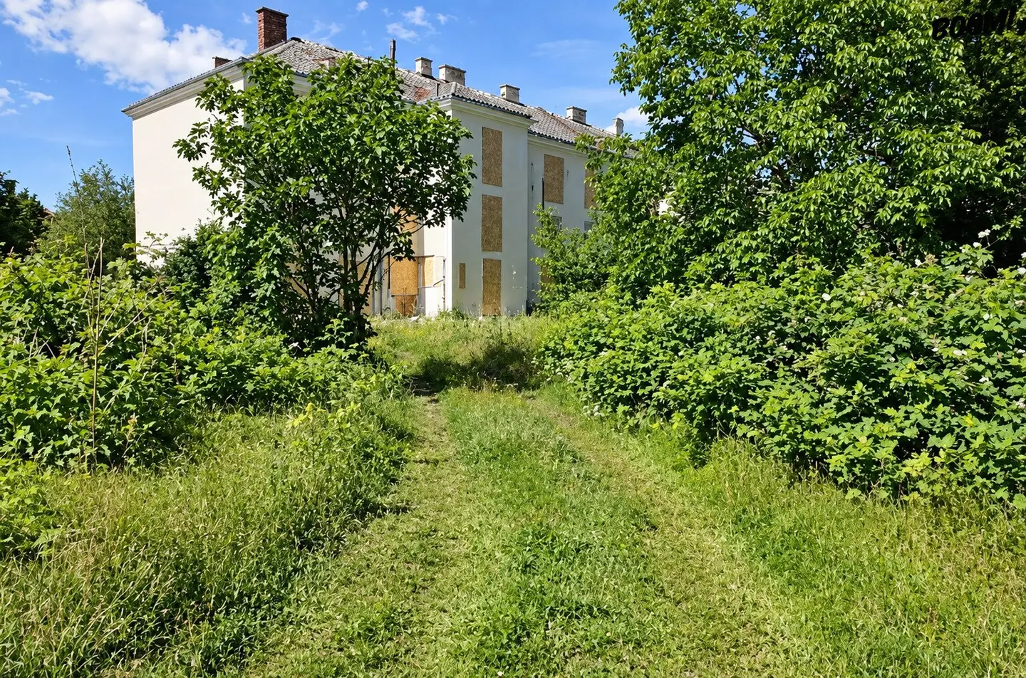Großzügiges Grundstück mit Altbestand und vorhandenem Entwicklungskonzept