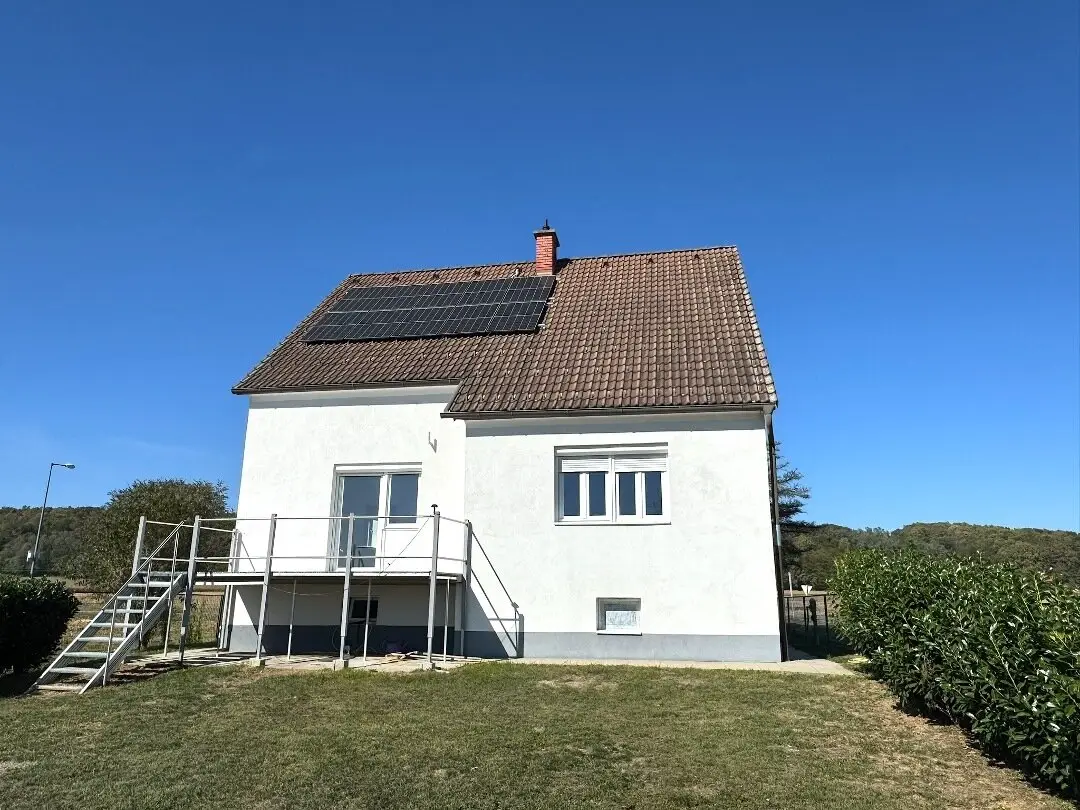 Renoviertes Mehrfamilienhaus in sonniger Ruhelage – Südterrasse, Fernblick, großer Garten &amp; PV-Anlage