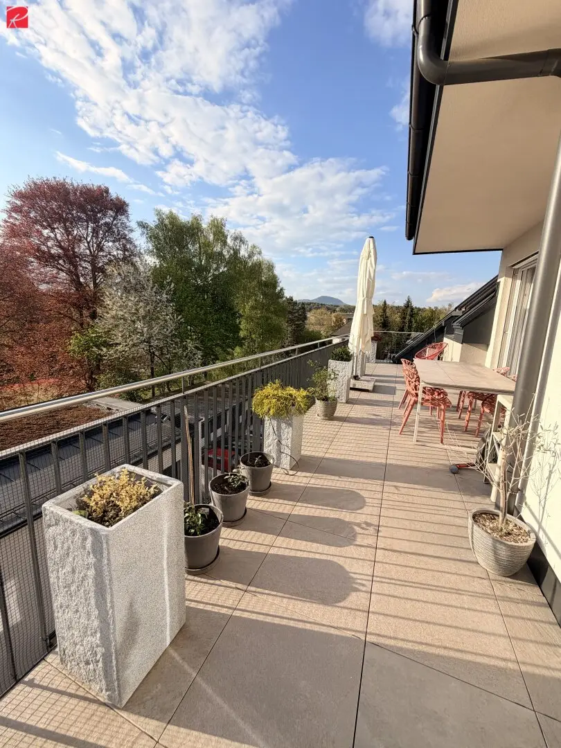 Elegant penthouse with generous terrace and 3 underground parking spaces