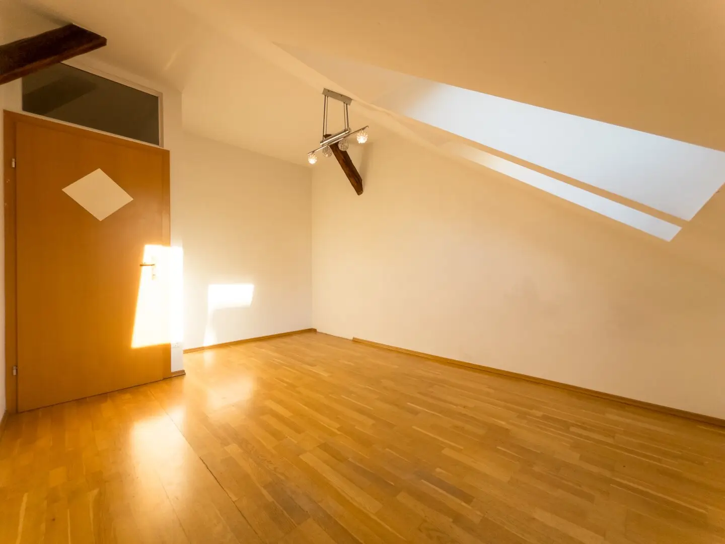 Helle 2-Zimmer-Dachgeschosswohnung mit Klimaanlage in zentraler Lage