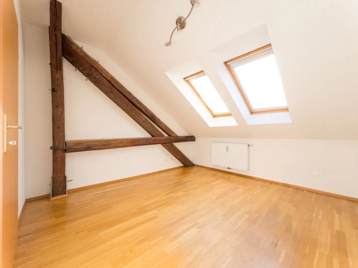 Helle 2-Zimmer-Dachgeschosswohnung mit Klimaanlage in zentraler Lage