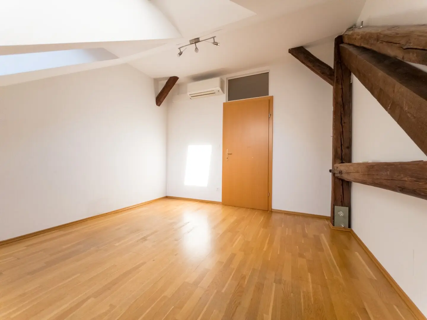 Helle 2-Zimmer-Dachgeschosswohnung mit Klimaanlage in zentraler Lage