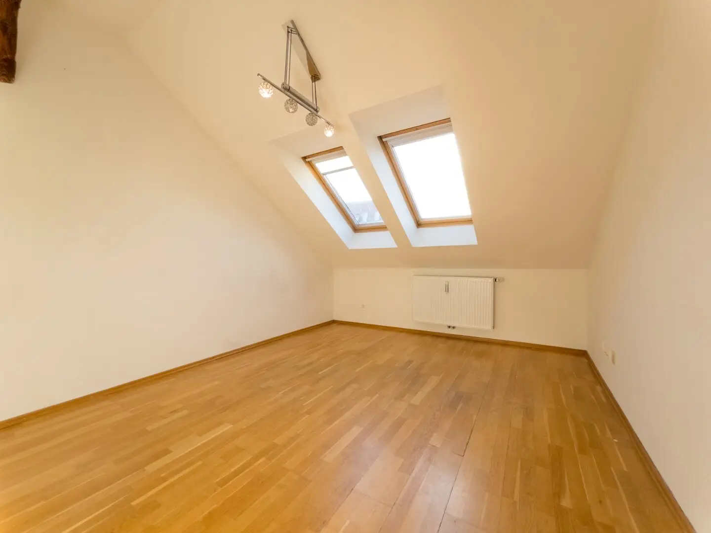Helle 2-Zimmer-Dachgeschosswohnung mit Klimaanlage in zentraler Lage