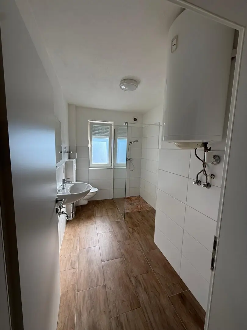 Neuwertige 3-Zi-Wohnung in Moosbach mit Garten im Obergeschoss