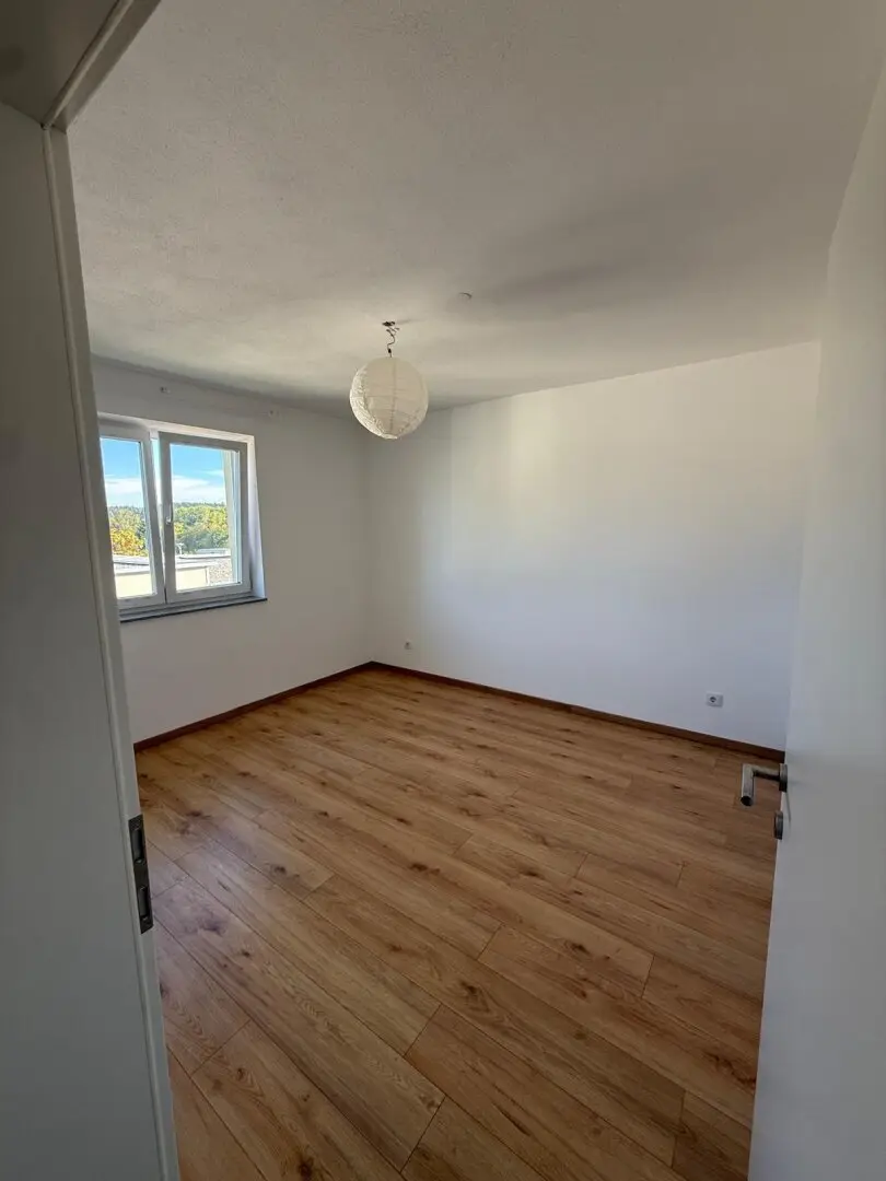 Neuwertige 3-Zi-Wohnung in Moosbach mit Garten im Obergeschoss