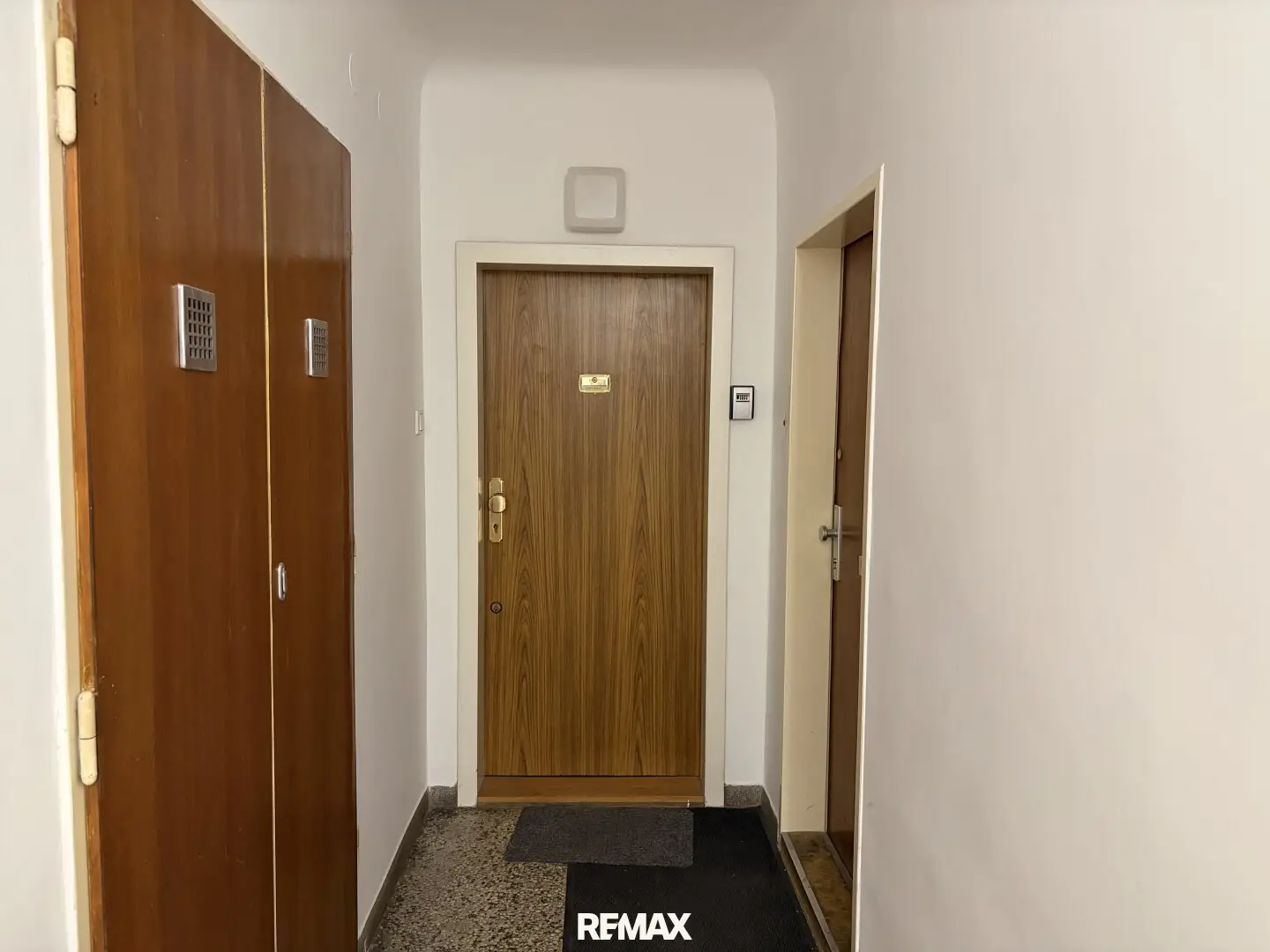Pack your bags, move in: Bright ready-to-move-in apartment with loggia and car parking space near Schönbrunn