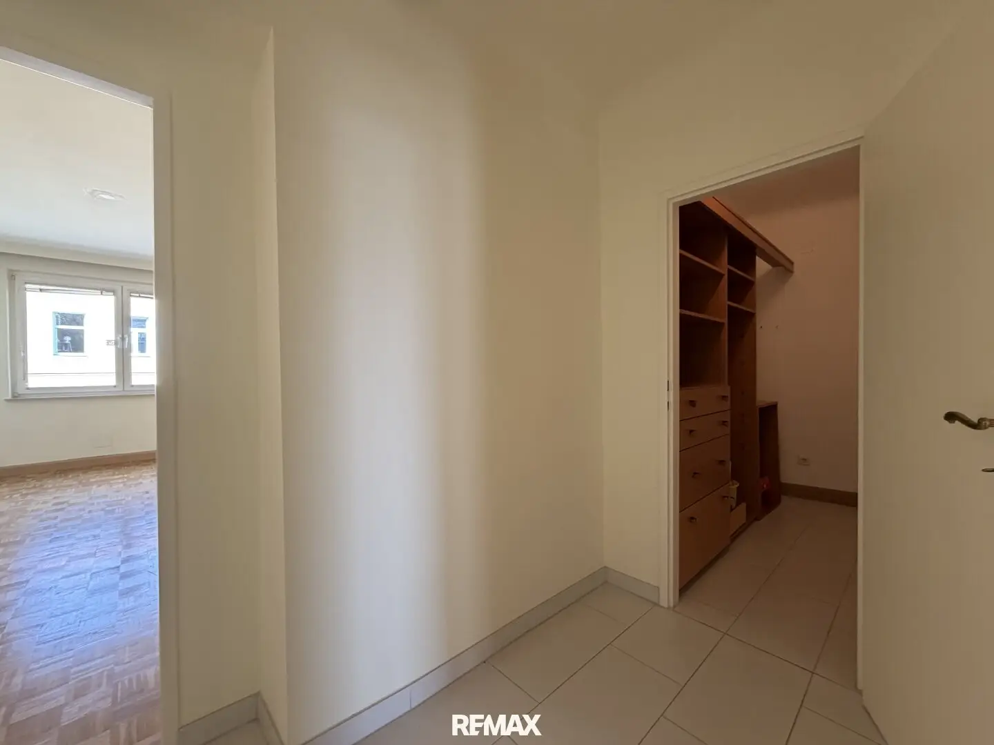 Pack your bags, move in: Bright ready-to-move-in apartment with loggia and car parking space near Schönbrunn