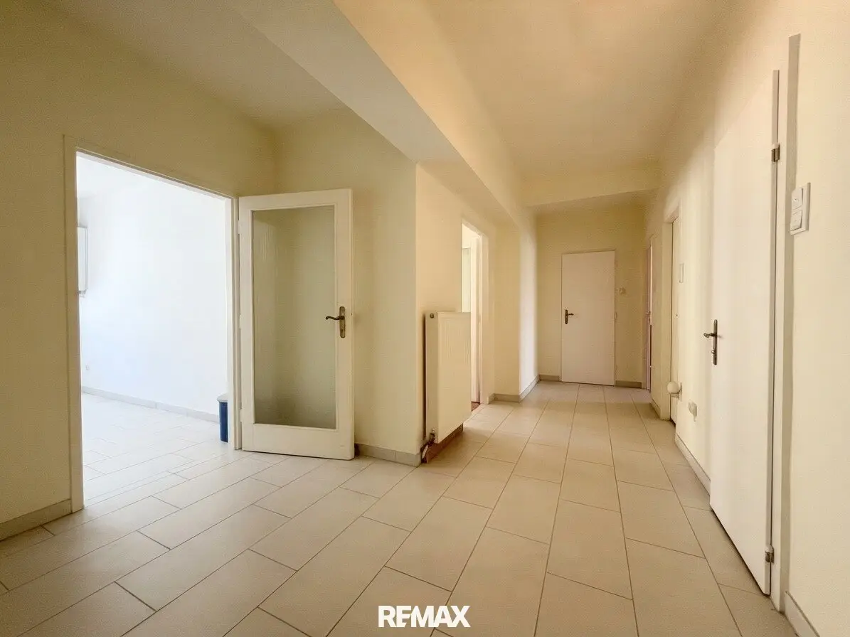 Pack your bags, move in: Bright ready-to-move-in apartment with loggia and car parking space near Schönbrunn