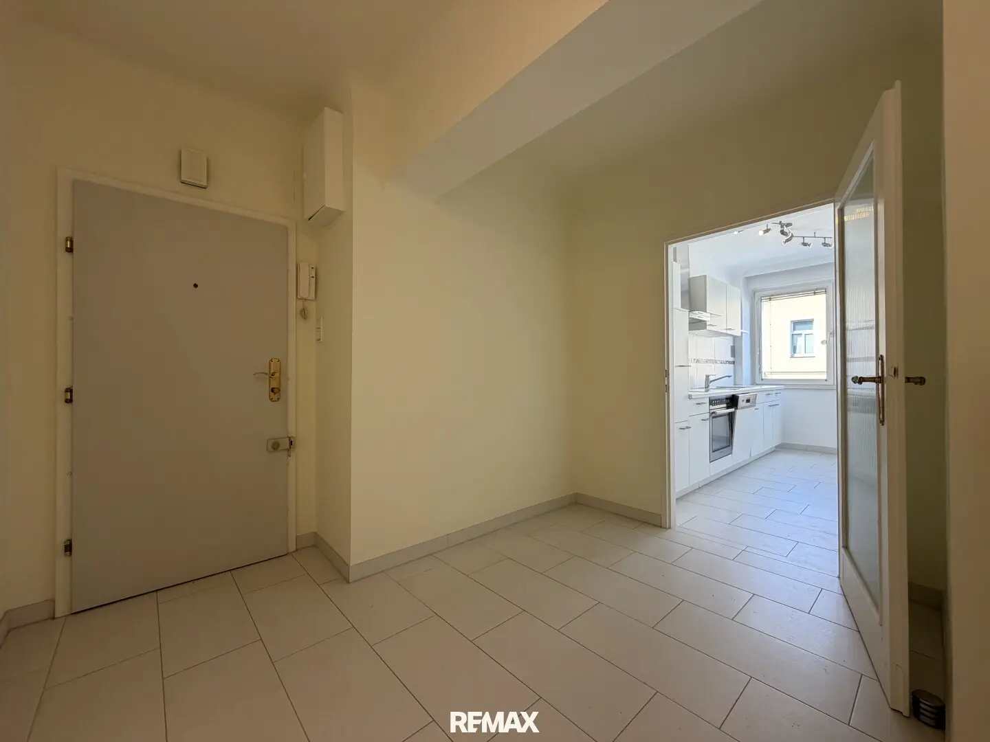 Pack your bags, move in: Bright ready-to-move-in apartment with loggia and car parking space near Schönbrunn