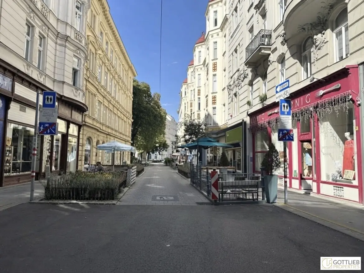 Prime location Servitengasse! Perfectly established international delicatessen shop in high-traffic location with attractive outdoor seating